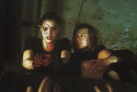 Resident Evil – L-R: Rain (Michelle Rodriguez), Alice (Milla Jovovich)