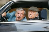 Rentnercops – Günter (Wolfgang Winkler, l.) und Edwin Bremer (Tilo Prückner, r.) werden auf der Straße Tickets für "Lady Gaga" angeboten.