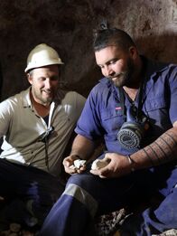 Outback Opal Hunters - Edelsteinjagd in Australien – Mooka Boys team picture, in their tunnel with opal. L-R: Mathew.Kathagen and Leif Tanzer, Andamooka SA
