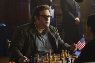 Scorpion – Ein freundschaftsgefährdendes Schachturnier wartet auf Sylvester (Ari Stidham), während Happy zu Hause einen emotionalen Plan fasst, um ihrem Vater zu helfen ...