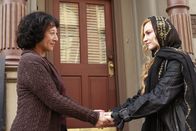 Desperate Housewives – Angie (Drea de Matteo, r.) und Gabrielle reisen nach New York, um dort nach Ana und Danny zu suchen. Bei Angies Mutter Rose (Suzanne Costallos, l.) werden sie fündig ...
