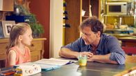 Der Lehrer – Frida (Leni Säugling) und Stefan (Hendrik Duryn) malen gemeinsam. +++ Die Verwendung des sendungsbezogenen Materials ist nur mit dem Hinweis und Verlinkung auf TVNOW gestattet. +++
