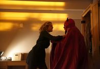 Scream Queens – Nachdem Grace (Skyler Samuels, l.) die Wahrheit über Pete erfahren hat, versucht er, sie durch eine Offenbarung wieder für sich zu gewinnen, doch der verbliebene rote Teufel (Riley Schmidt, r.) will seine Identität nicht ans Licht kommen lassen ...