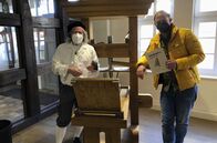 Tobis Städtetrip – Gutenberg aka Mike Luthardt (li.) und Tobias Kämmerer beim Buchdruck.