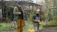 Lehrer kann jeder! – Richard Glossat (Christoph Maria Herbst, r.) fügt sich missmutig in die Fronarbeit im Garten seines Mentors Friedrich Pizek (Michael Hanemann, l.). Was hat es mit diesen Lektionen auf sich?