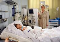 Rote Rosen – ARD ROTE ROSEN FOLGE 952 Uhr im ERSTEN. Sophie (Anne Apitzsch, hinten) zieht den Stecker von Gesas (Mona Klare, vorne) Beatmungsmaschine.