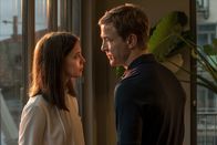 Bad Banks – Jana (Paula Beer) und Adam (Albrecht Schuch) können eigentlich durchatmen – doch Adam ist kurz davor, die Nerven zu verlieren und entscheidet sich für einen Alleingang.