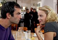 Geld.Macht.Liebe – ARD GELD.MACHT.LIEBE, Hauptabendserie, Folge 10 "Schmutziges Geld", Deutschland 2009, Regie Christine Kabisch Uhr im Ersten. Marietta (Jytte-Merle Böhrnsen) versucht mit allen Mitteln den netten Jonas (Mathis Künzler) zu umgarnen.