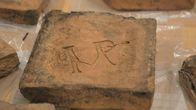 Schätze des Römischen Reichs – Auf einem Tonziegel aus einem römischen Badehaus im nordenglischen Carlisle ist der Schriftzug IMP eingraviert.
