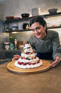 Zu Tisch mit Lucie - Kitchen Hacks – Lucies Pavlova ist gefüllt mit Sahne, Mascarpone und frischen Früchten.