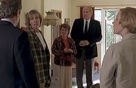 Inspector Barnaby – v.l.), Cully (Laura Howard, r.) und Tom Barnaby (John Nettles, l.) ihr Häuschen zum Kauf an. Dass sie bald in einen Mordfall verwickelt sind, ahnt noch keiner der Beteiligten.