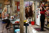 2 Broke Girls – Caroline (Beth Behrs, l.) sucht das Gespräch mit ihrer Freundin Max (Kat Dennings, r.): Sie soll sich von dem charmanten Johnny (Nick Zano) bloß nicht um den Finger wickeln lassen, er hat schließlich eine Freundin!