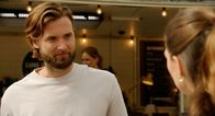 Rote Rosen – Während Valerie (Maike Johanna Reuter, r.) und Simon (Thore Lüthje, l.) den Antrag auf Vaterschaftsanerkennung ausfüllen, wird klar, wie sehr Simon in Zukunft über das Kind und damit auch über Valeries Leben mitbestimmen kann.