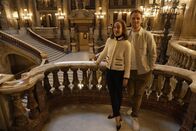 Terra X: Weltstädte – Leon Windscheid mit Pamela Golbin (französische Autorin und Modehistorikerin) in der Pariser Oper.