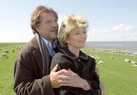 Alpenglühen – Hannes (Götz George) erfüllt der Almbäuerin Rosa (Christiane Hörbiger) ihren sehnlichsten Wunsch: Einmal das Meer zu sehen!