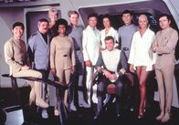 Star Trek: Der Film – Die Besatzung der Enterprise von links: Lt. Commander Hikaru Sulu (George Takei), Lt. Commander Montgomery Scott (James Doohan), Janice Rand (Grace Lee Whitney), Lt. Commander Nyota Uhura (Nichelle Nichols), Commander Willard Decker (Stephen Collins), Dr. Leonard McCoy (DeForest Kelley), Dr. Chapel (Majel Barrett), Admiral James T. Kirk (William Shatner), Commander Spock (Leonard Nimoy), Lieutenant Ilia (Persis Khambatta) und Lieutenant Pavel Chekov (Walter Koenig).