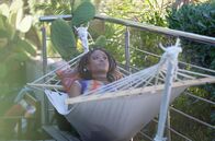 The Morning After – Nina (Amara Okereke) chillt. Und erblickt dabei ein bemanntes Flugobjekt, das sich der Villa nähert …