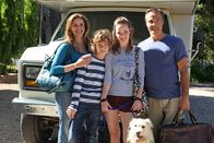 Alle Macht den Kindern – Um ihren Kindern zu zeigen, was für ein harter Job es ist Eltern zu sein, dürfen Emily (Johanna Werner, 2.v.r.) und Tommy (Max Boekhoff, 2.v.l.) einen Monat lang das Kommando in der Familie übernehmen und die Haushaltskasse verwalten. Es gibt keine Vorschriften, Ermahnungen und Verbote und Hannah (Rebecca Immanuel, l.) und Mattes (Hannes Jaenicke, r.) handeln nur nach Anweisung der Kinder.