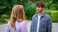 Sturm der Liebe – Noah (Christopher Jan Busse, r.) fasst sich ein Herz und spricht mit seiner Mutter (Daniela Kiefer, l.).