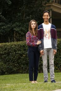 Community – Als sie Britta bei sich wohnen lassen, rutscht Annie (Alison Brie, r.) und Abed (Danny Pudi) ein pikantes Geheimnis über Brittas Eltern heraus ...