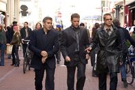 Ocean's Twelve – Planen einen großen Coup: Danny Ocean (George Clooney, l.), Linus Caldwell (Matt Damon, M.) ,Rusty Ryan (Brad Pitt, r.)