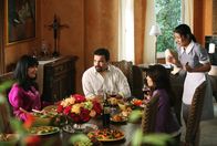 Desperate Housewives – Gabrielles Mutter Lucia (Maria Conchita Alonso, l.) ist zu Besuch und als sie erfährt, dass Gabrielle (Eva Longoria, 2.v.r.) keine Kinder mehr bekommen kann und dass für Carlos (Ricardo Antonio Chavira, 2.v.l.) eine Adoption nicht in Frage kommt, bietet sie sich als Leihmutter an - Gabrielle ist entsetzt ...