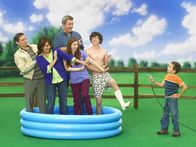 The Middle – (1. Staffel) - Bei Sue (Eden Sher, M.), Mike (Neil Flynn, hinten), Frankie (Patricia Heaton, 2.v.l.), Bob (Chris Kattan, l.), Brick (Atticus Shaffer, r.) und Axl (Charlie McDermott, 2.v.r.) wird immer etwas geboten ...