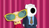 Family Guy – Nachdem Stewie (l.) herausfindet, dass Brian (r.) jedes Jahr zu Weihnachtspartys irgendwelcher Firmen geht, weil er auf der Suche nach betrunkenen und verzweifelten Frauen ist, möchte er selbst dieses Jahr am Partyspaß teilhaben. Doch Brian ist davon wenig begeistert.