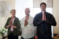 Akte Ex – Ommm: Kristina Katzer (Isabell Gerschke, l.) und Lukas Hundt (Oliver Franck, r.) ermitteln im Yogastudio von Rainer "Ravi" Schaffrath (Simon Licht, M.).