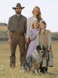 Unsere kleine Farm – Endlich haben Charles Ingalls (Cameron Bancroft, l.), seine Frau Caroline (Erin Cottrell, hinten r.) und die beiden Töchter Laura (Kyle Chavarria, vorne r.) und Mary (Danielle Chuchran, vorne l.) ein neues Zuhause gefunden.
