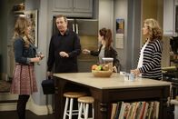 Last Man Standing – (v.li.) Amanda Fuller (Kristin Baxter), Tim Allen (Mike Baxter), Kaitlyn Dever (Eve Baxter), Nancy Travis (Vanessa Baxter).