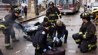 Chicago Fire – Chicago Fire Staffel 9 Folge 16 Motorradunfall: Alberto Rosende als Gallo, Hanako Greensmith als Violet Mikami, Jesse Spencer als Matthew Casey, Christian Stolte als Mouch, Kara Killmer als Sylvie Brett, Miranda Rae Mayo als Stella Kidd