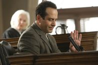 Monk – Die Gerichtsverhandlung unter Vorsitz von Richterin Santa Croce (Jamie Donnelly, hi.) beginnt und Monk (Tony Shalhoub) wird im Zeugenstand vom Anwalt der Gegenseite attackiert.