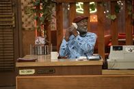2 Broke Girls – Der liebliche Sound des Geldes: Earl (Garrett Morris) ...