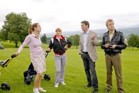 Die Rosenheim-Cops – Christian Lind und Michi Mohr nehmen die Golferinnen Eva Simbacher und Leni Rothemund ins Visier ihrer Ermittlungen (v.li.: Caroline Schreiber, Lucia Gailová, Tom Mikulla, Max Müller).