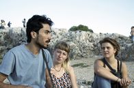 #widerstand – Ali, Helene und Rebecca unterhalten sich auf dem Akropolishügel in Athen über die Situation von Geflüchteten in Griechenland.