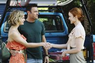 Desperate Housewives – Bree (Marcia Cross, r.) ist schockiert, als sie erfährt, dass Keith (Brian Austin Green, M.) in einer festen Beziehung mit Stephanie (Annie Little, l.) ist ...