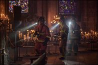 Montagskino im ZDF: Notre Dame in Flammen – Feuerwehrmann Reynald (Maximilien Seweryn, l.) und seine Leute (Komparsen) versuchen bis zum Brand vorzudringen.