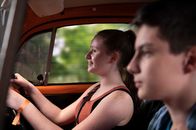 Silverpoint – Während Louis (Oliver Cunliffe, r.) eher skeptisch ist, freut sich Bea (Aoife Hughes, l.) über die verrückten Möglichkeiten, die ihnen die einsame fiktive Camp-Welt bietet. Sie hat es geschafft, den Motor des alten Käfers zu starten.