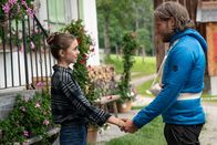 Die Bergretter – Mia (Mia-Sophie Ballauf) ist erleichtert, dass Markus (Sebastian Ströbel) wieder zu Hause ist.