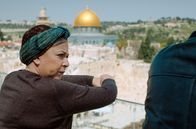 East Side – Meira (Sara Vino Elad) kommt wieder mit Momi ins Geschäft – sie ist an einer weiteren Immobilie in Ost-Jerusalem interessiert.