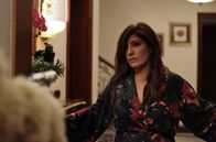 Ein guter Mensch – In Cemils Villa steht Zuhal (Sebnem Bozoklu) plötzlich dem Serienmörder (Haluk Bilginer) gegenüber.