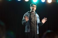 The Big Sick – Kumail (Kumail Nanjiani) träumt von einer Karriere als Comedian und tritt in einem Talentschuppen auf.
