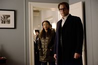 Bull – Danny (Jaime Lee Kirchner, l.) ruft Bull (Michael Weatherly, r.) zu Sean Laharis Wohnung - dort machen sie einen grausigen Fund ...