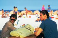 Scarface – Tony Montana (Al Pacino, li.) und Manny Ribera (Steven Bauer, re.), die Kleinkriminellen aus Kuba, genießen das Leben in Miami und bereiten einen Coup vor.