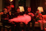 How I Met Your Mother – Warten ganz gespannt auf die Junggesellenpartyüberraschung: Ted (Josh Radnor, 2.v.l.), Marshall (Jason Segel, 2.v.r.), Barney (Neil Patrick Harris, l.) und Stuart (Matt Boren, r.) ...