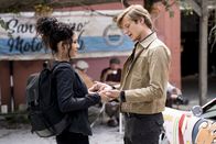 MacGyver – Riley Davis (Tristin Mays, l.) und Angus MacGyver (Lucas Till, r.)