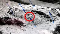 Ermittler! – Eine Tote wird in einem Sandkasten entdeckt. Hat der gleiche Täter wieder zugeschlagen? Die Bevölkerung lebt in Angst vor dem Unbekannten, und Ermittler Thiers gerät massiv unter Druck.