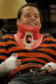 Two and a Half Men – Bei dem Versuch, die Satellitenschüssel auszurichten, stürzte Alan (Jon Cryer) von Dach ...