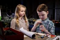 Young Sheldon – Als Missy (Raegan Revord, l.) ihrem Bruder erzählt, dass ihre Mutter nervlich am Boden ist, weil Sheldon (Iain Armitage, r.) keine Freunde hat, entschließt sich das junge Genie, über seinen Schatten zu springen, um seiner Mutter einen Gefallen zu tun ...